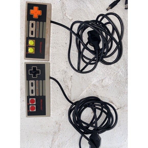 NINTENDO NES-001 Console Bundle With 2 Controllers! - Picture 2 of 10